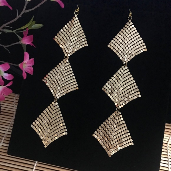 💙 5 for $25 💙 Gold Mesh Dangle Earrings - Picture 4 of 6
